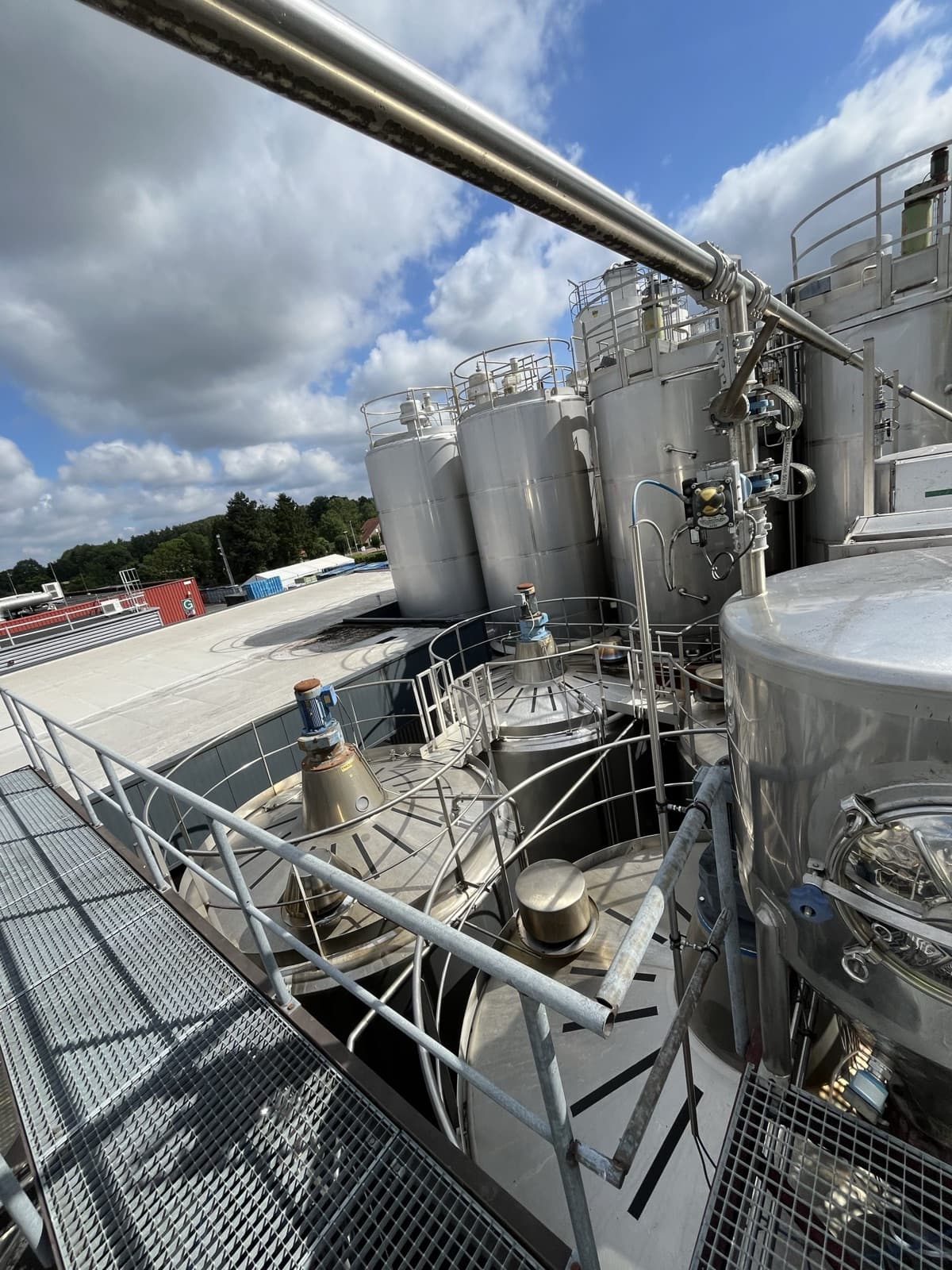 Tanks en leidingwerk vanaf een platform