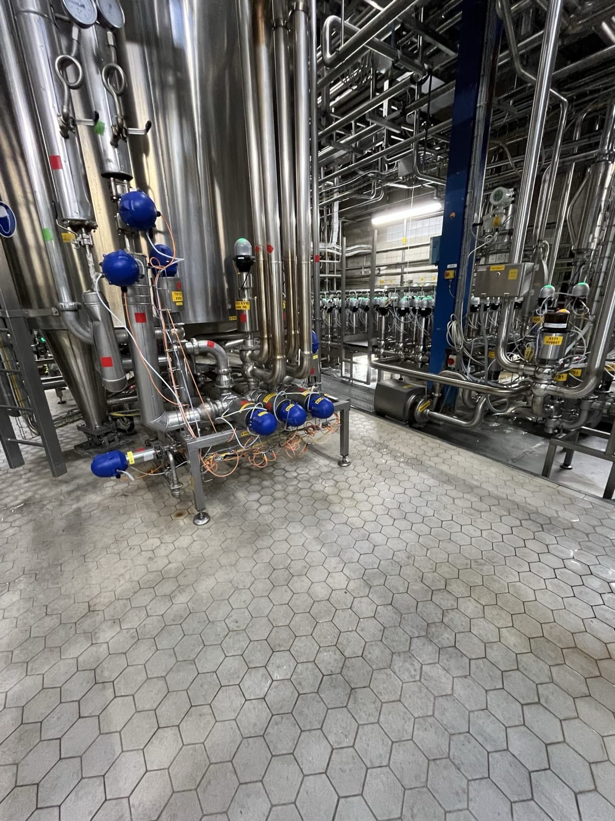 Leidingen en afsluiters in de productiehal