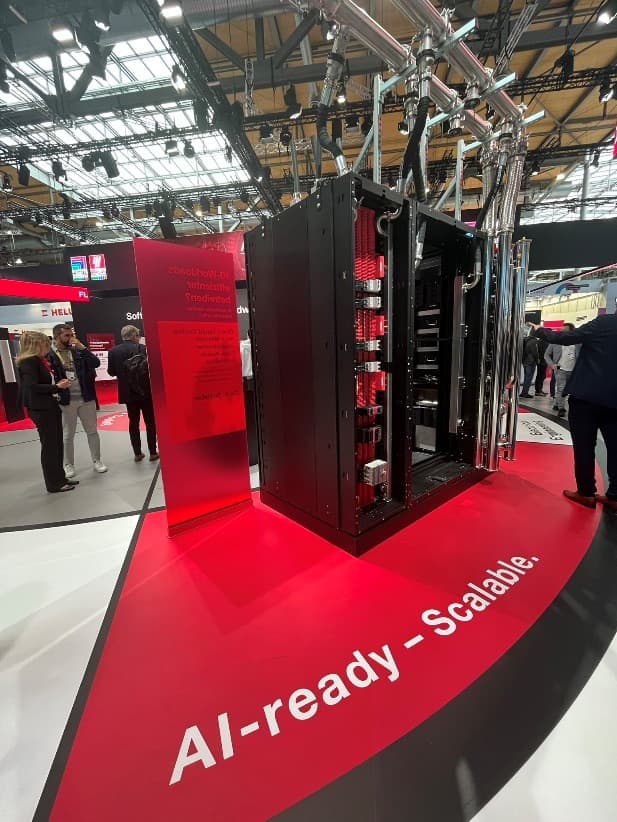 AI-ready stand met rode vloer
