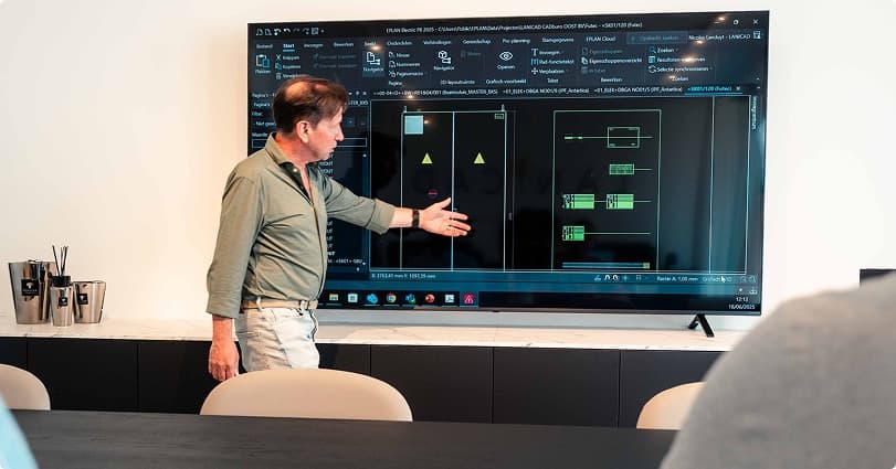 Analist presenteert scanresultaten op een scherm