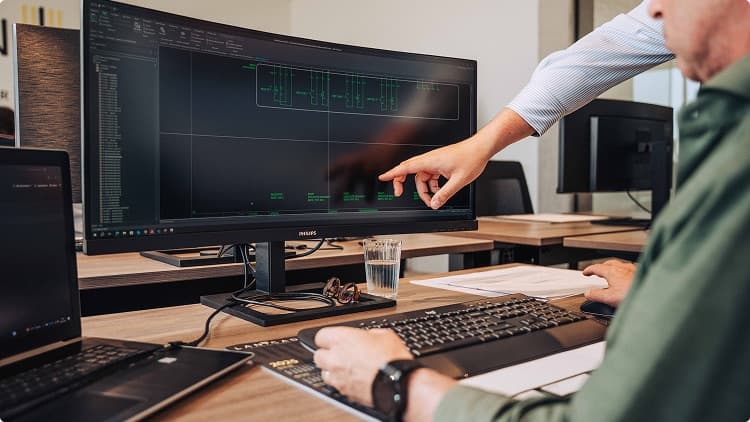 Twee engineers bespreken een ontwerp aan een bureau