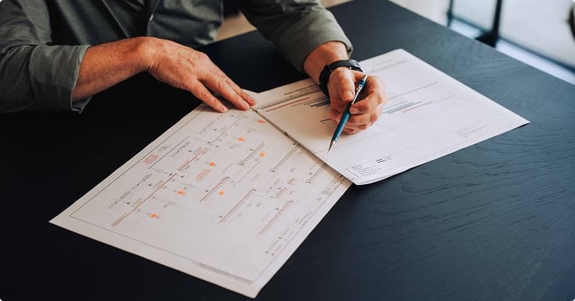 Engineer tekent een elektrisch schema op papier