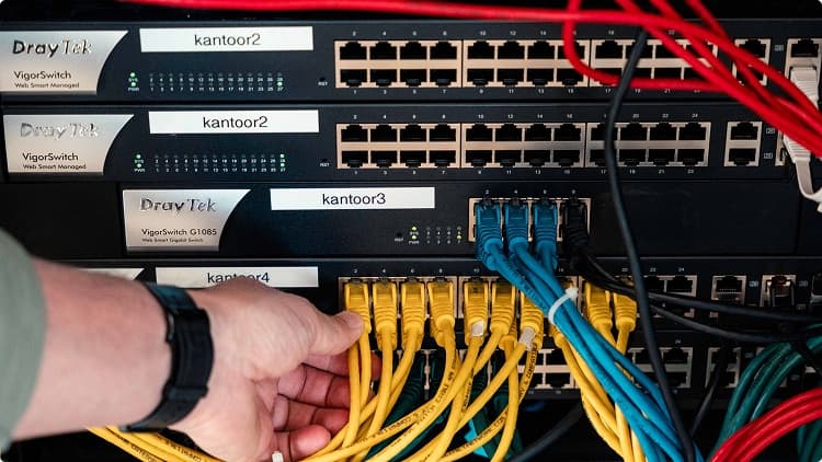 Bekabeling van een netwerkrack wordt gecontroleerd