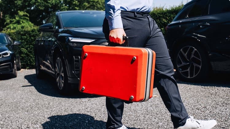 Engineer met scannerkoffer op weg naar de site