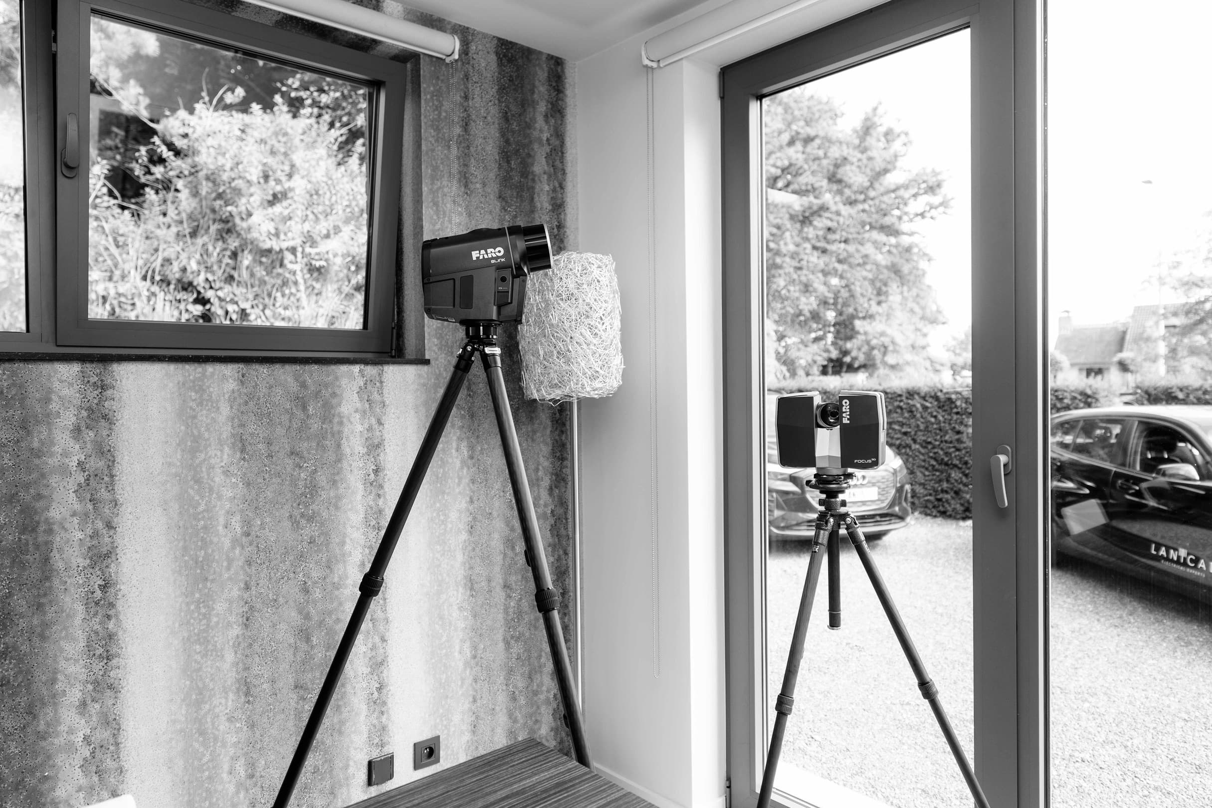 Faro 3D-laserscanner op statief in een kantoorruimte
