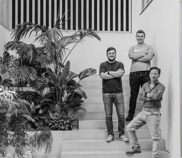 Het team van LANICAD op de trap van het kantoor